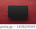 黒い紙のカードと、赤い革 143624569