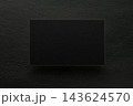 黒い紙のカードと、黒い革 143624570