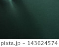 緑色の紙と、ガラス製のグラス 143624574