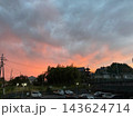 ピンク色の夕焼け空と寺院の屋根が見える街並み 143624714