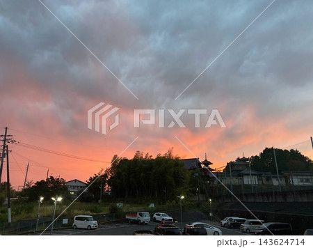 ピンク色の夕焼け空と寺院の屋根が見える街並み ピンク色の夕焼け空と寺院の屋根が見える街並み 143624714