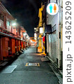 灯りがともる夜の路地 奥へ続く日本の古い商店街 143625209