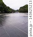 雨に濡れる広い日本の石畳の道と傘を差す人々 143625213