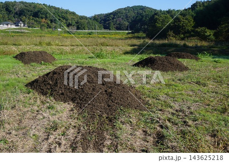 田んぼの土壌改良作業準備(堆肥の仮置き) 田んぼの土壌改良作業準備(堆肥の仮置き) 143625218