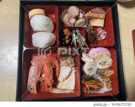 家庭で手作りした海老やおにぎり入りのお正月おせち料理 143625295