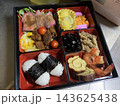 ローストビーフや黒豆などを詰めた手作りのお正月おせち料理 143625438