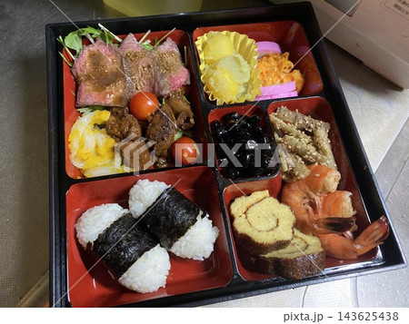 ローストビーフや黒豆などを詰めた手作りのお正月おせち料理 ローストビーフや黒豆などを詰めた手作りのお正月おせち料理 143625438