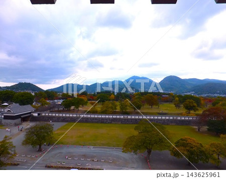 震災前の熊本城・宇土櫓から望む長塀と二の丸の風景 143625961