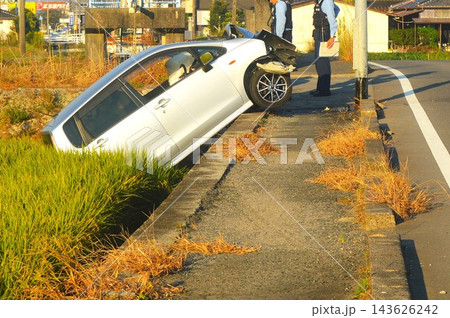 電柱衝突事故 電柱衝突事故 143626242