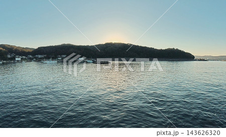 静かな海に沈む夕日 静かな海に沈む夕日 143626320