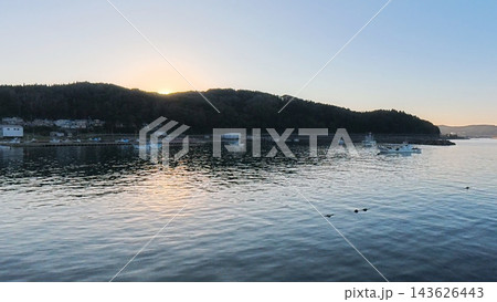 秋の夕空が広がる港【岩手県久慈市】 143626443