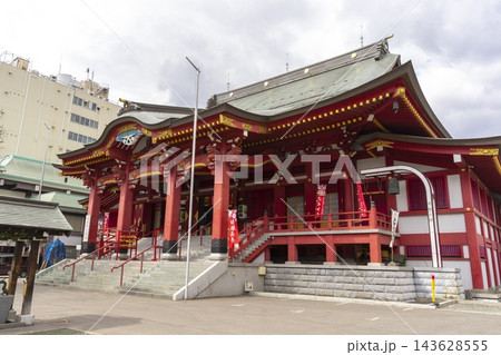 Sapporo, Hokkaido, Japan - April 7, 2025 : Beautiful architecture of Shineiji Buddhist temple in Hokkaido, Japan on April 7, 2025.  143628555