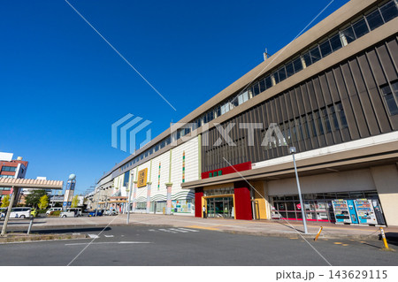 青空の下に佇む古川駅の駅舎 青空の下に佇む古川駅の駅舎 143629115