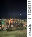 夜のライトアップされた錦帯橋 143629385