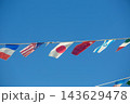 青空を背にした世界の国旗【秋の運動会イメージ】 143629478