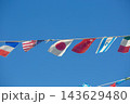 青空を背にした世界の国旗【秋の運動会イメージ】 143629480