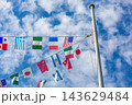 秋空と雲を背にした世界の国旗と日章旗【秋の運動会イメージ】 143629484