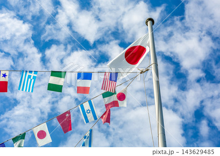秋空と雲を背にした世界の国旗と日章旗【秋の運動会イメージ】 秋空と雲を背にした世界の国旗と日章旗【秋の運動会イメージ】 143629485