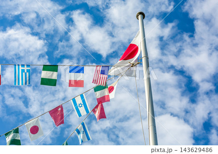 秋空と雲を背にした世界の国旗と日章旗【秋の運動会イメージ】 秋空と雲を背にした世界の国旗と日章旗【秋の運動会イメージ】 143629486