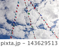 秋空と雲を背にした世界の国旗と日章旗【秋の運動会イメージ】 143629513