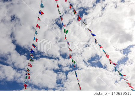 秋空と雲を背にした世界の国旗と日章旗【秋の運動会イメージ】 秋空と雲を背にした世界の国旗と日章旗【秋の運動会イメージ】 143629513