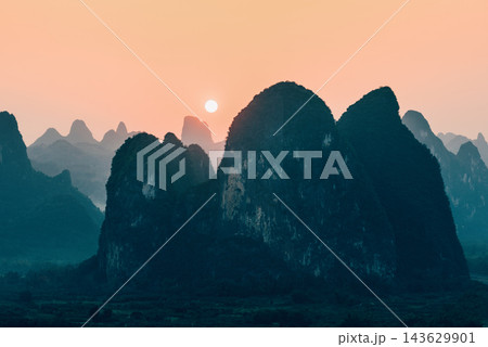 桂林・陽朔興坪の夕日に染まるカルスト峰林と水墨画のような山並み 桂林・陽朔興坪の夕日に染まるカルスト峰林と水墨画のような山並み 143629901
