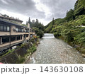 四万温泉街を流れる川と温泉旅館 143630108