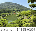 栗林公園の南庭南湖に架かる偃月橋 143630109