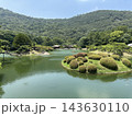 栗林公園の南庭南湖、偃月橋附近をゆく周遊の和船 143630110