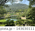 栗林公園の南庭南湖、掬月亭付近を芙蓉峰から見る 143630111