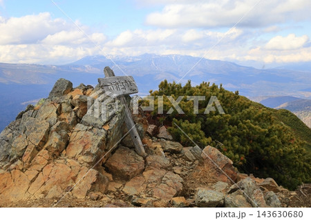 北海道の山　日本二百名山　石狩岳　山頂標識と表大雪の山々 143630680