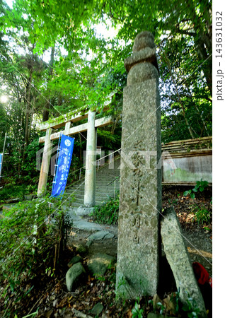 高野山町石道の180町石と丹生官省符神社鳥居 【和歌山県九度山町】 高野山町石道の180町石と丹生官省符神社鳥居 【和歌山県九度山町】 143631032