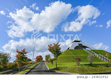 北海道美瑛町の丘の景色 北海道美瑛町の丘の景色 143632432