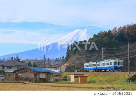 山梨県　富士山と富士急行 143636025