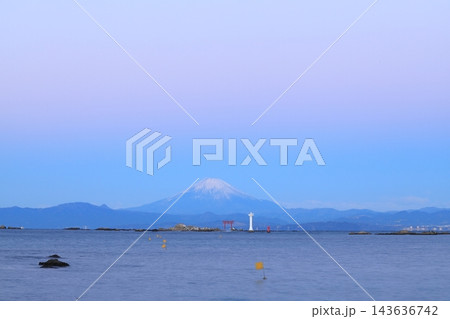 真名瀬海岸から見るビーナスベルト富士 143636742