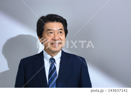 スーツの60代男性 スーツの60代男性 143637141