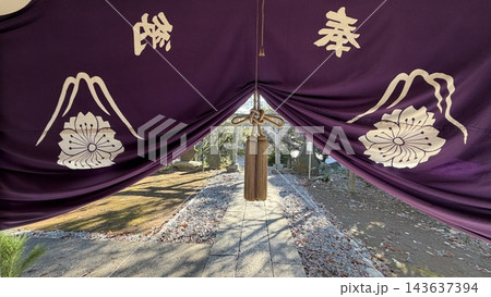 神社の奉納幕と参道 神社の奉納幕と参道 143637394
