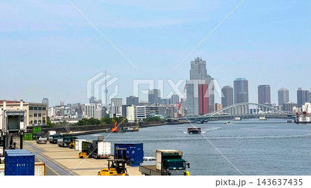 高層ビル群　築地大橋と東京スカイツリー 143637435