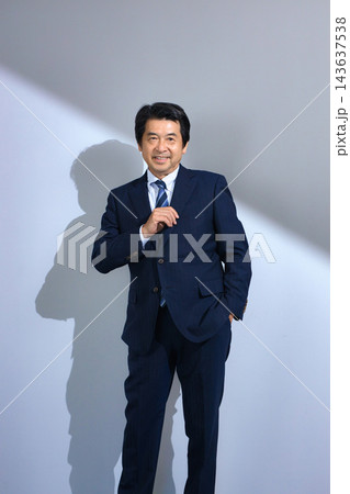 スーツの60代男性 143637538