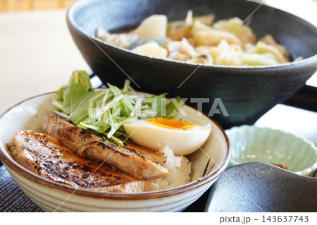 長野県 中条地区 ご当地グルメ 野菜たっぷりのおぶっことミニ炙りチャーシュー丼セット 長野県 中条地区 ご当地グルメ 野菜たっぷりのおぶっことミニ炙りチャーシュー丼セット 143637743