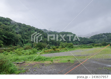 【山には靄　真夏の雨が降りそうな中津川】 143637957