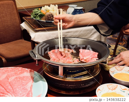 すき焼きを作る、和服の店員 すき焼きを作る、和服の店員 143638222
