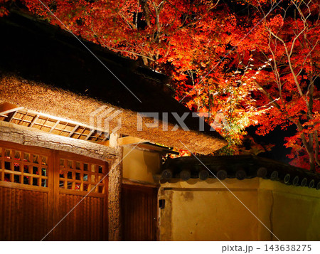 嵐山の茅葺屋根と紅葉ライトアップ 嵐山の茅葺屋根と紅葉ライトアップ 143638275