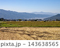 刈り取りが終わった田んぼ 143638565