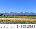 美しい南八ヶ岳の山並みと黄金色の田んぼ 143638568