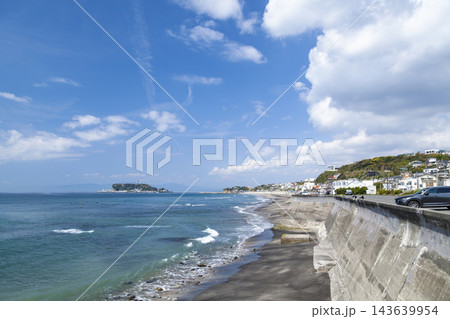 湘南七里ヶ浜 パーキングから見る海と江の島 湘南七里ヶ浜 パーキングから見る海と江の島 143639954