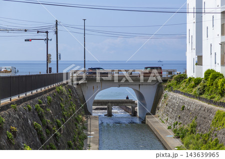 湘南七里ヶ浜 行合橋と海 湘南七里ヶ浜 行合橋と海 143639965
