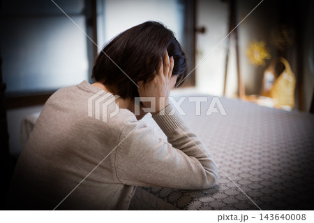 騒音に悩んで耳を塞ぐミドル・シニア女性 143640008