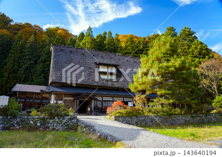 紅葉真っ盛りの国指定重要文化財 岩瀬家 紅葉真っ盛りの国指定重要文化財 岩瀬家 143640194
