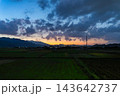 山に沈む夕日 143642737